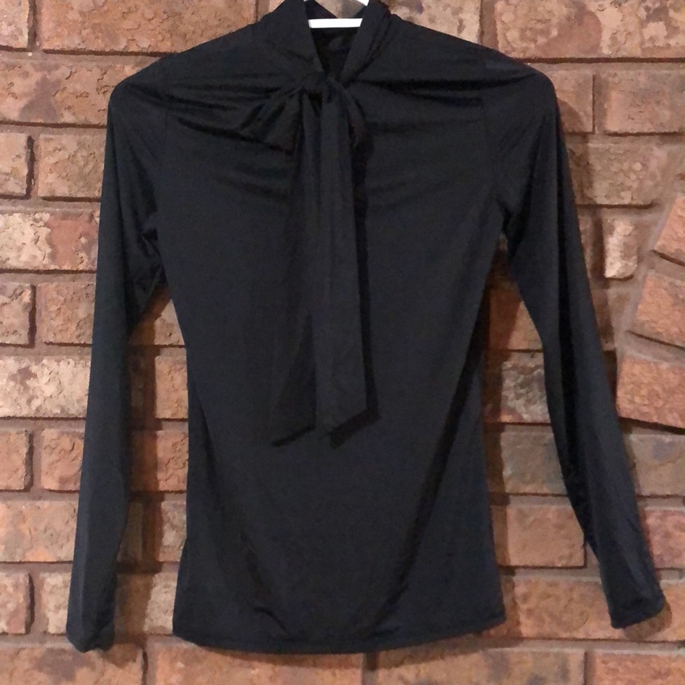 ⭐️Babaton silky front or back tie neck top❤️EUC⭐️